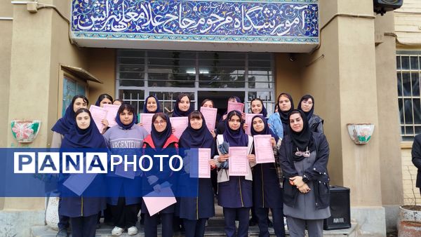 تقدیر از دانش‌آموزان برتر دبیرستان پیرایش نیشابور