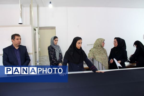 هنرستانی‌ها در نقش تولید کننده، دوخت لباس فرم دانش‌آموزان به دست هنرستانی‌های قدس