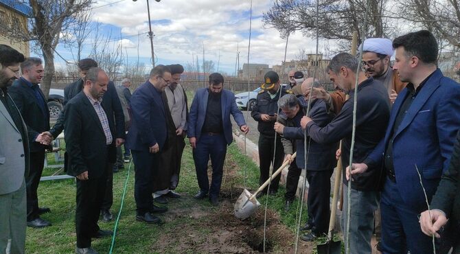 کاشت ۴۰ اصله نهال در اردوگاه دانش‌آموزی سراب