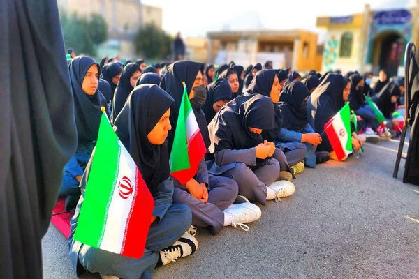نواختن زنگ مدرسه عشق به‌مناسبت گرامیداشت هفته بسیج در شهرستان باشت