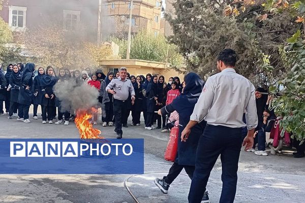 حضور‌ آتش نشانان شهر قدس در دبیرستان فرزانگان