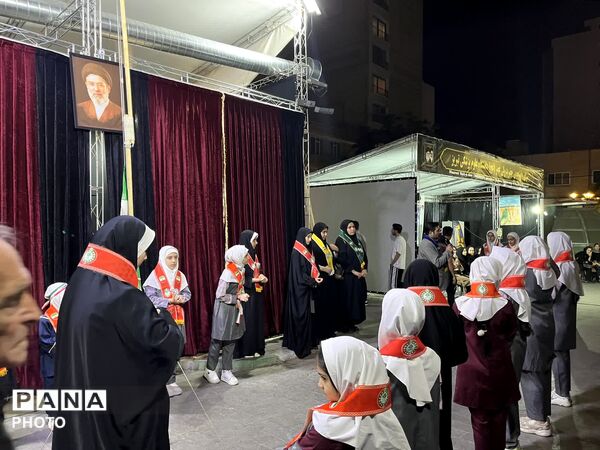 طنین سرود پیشتازان در میادین شهر همصدا با مردم