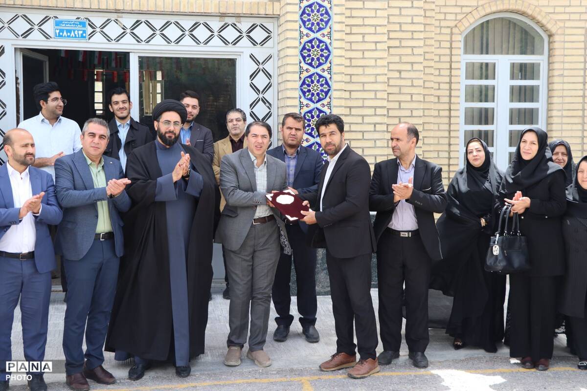 تجلیل مسئولان لاهیجان از معلمان در هفته بزرگداشت مقام معلم