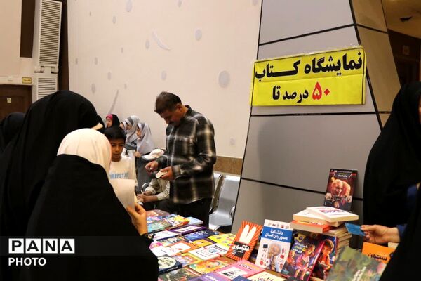تجلیل از دانش آموزان برتر مسابقات قرآن و عترت و نماز در نجف آباد