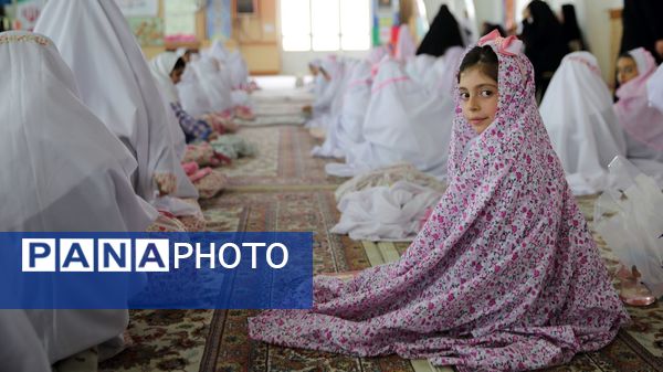 حضور پرشور مکلفین در مصلی بزرگ امام خامنه‌ای(مدظله العالی) با حضور بیش از ۱۰۰۰ هزار دانش‌آموز شهرستان