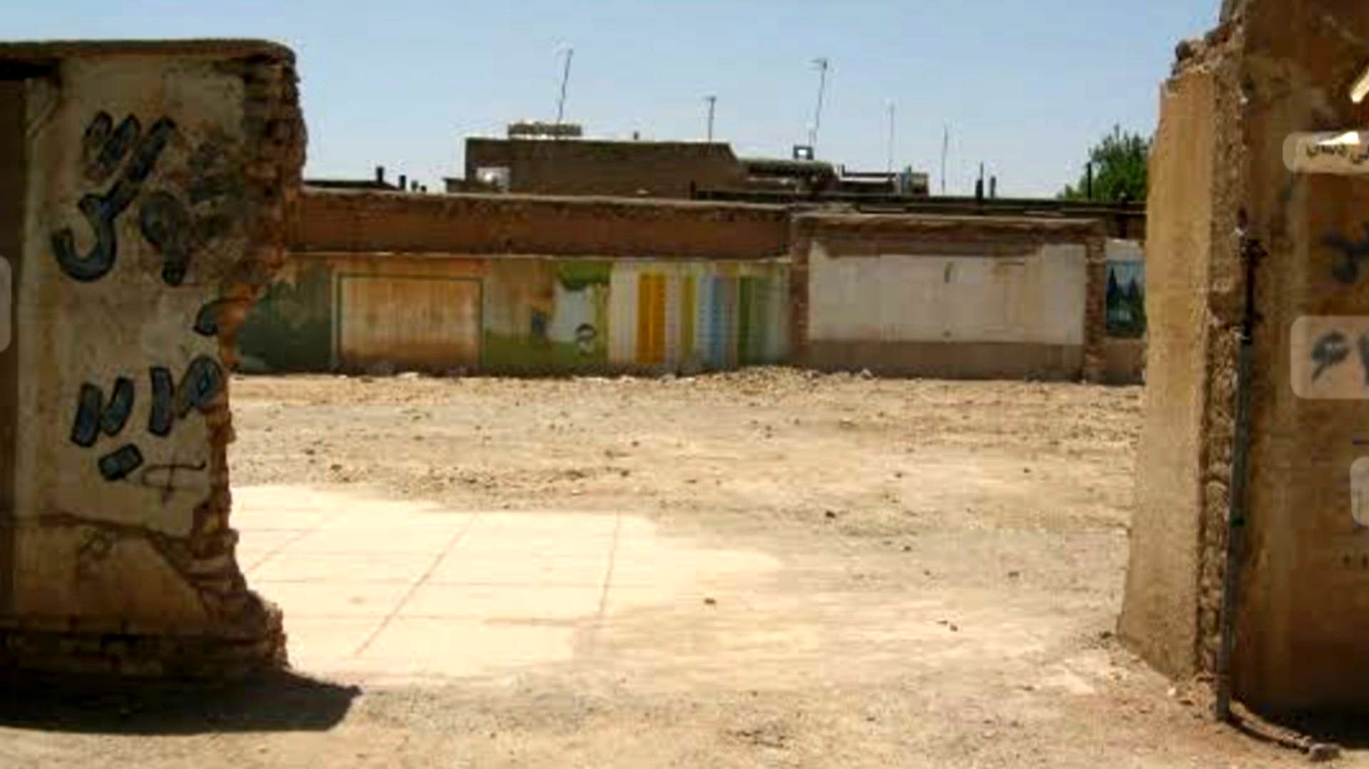 مدرسه فرسوده در ماسور خرم‌آباد با وجود کد تخریب همچنان پابرجاست