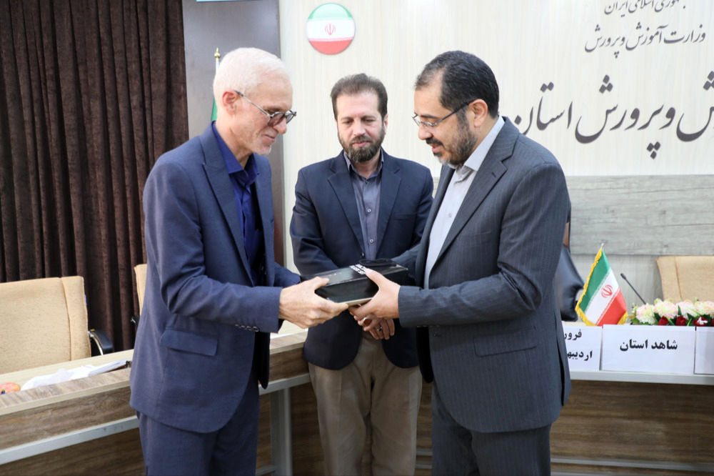 تقدیر از راهبران قرآنی مدارس شاهد ابتدایی استان همدان