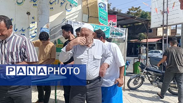 توزیع شربت و شیرینی به مناسبت میلاد پیامبر اسلام (ص) 