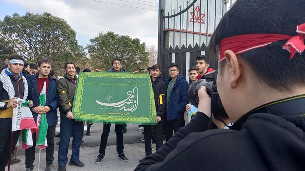 وداع دانش‌آموزان مراغه با شهید گمنام