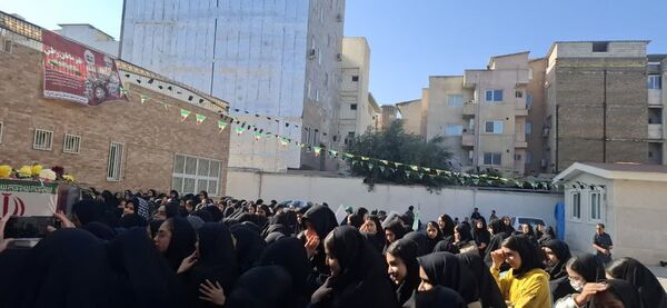 دبیرستان مهرادیرا معطر به عطر شهید خوشنام شد