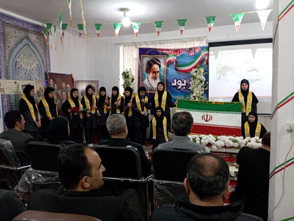 نواختن زنگ انقلاب در مدرسه قادر خانزاده شهرستان بانه