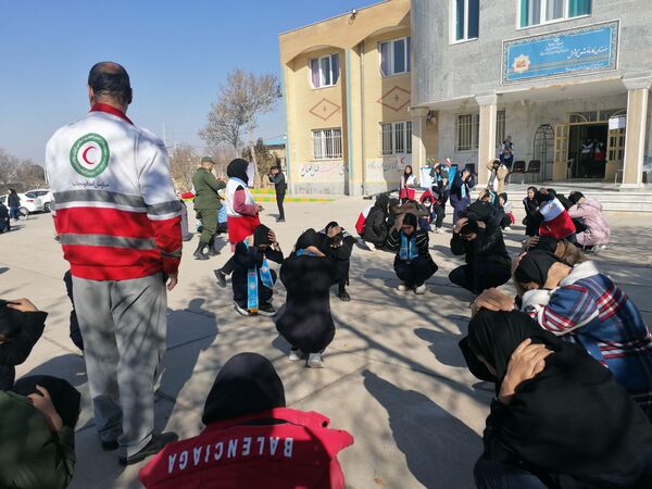 نواختن زنگ زلزله در دبیرستان کوشش شهرستان فاروج 