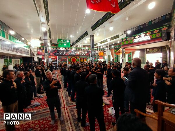 مراسم دسته‌روی زنجیرزنی ظهر عاشورا در روستای فدافن کاشمر