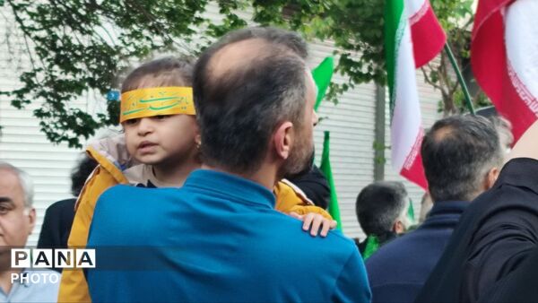 مردم تهران به احترام چهلمین روز از شهادت رهبر شهید ایستادند