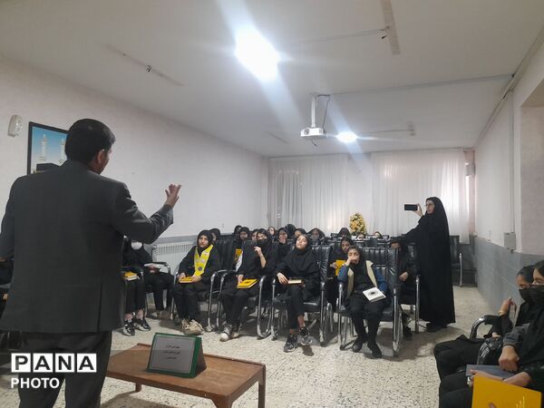بازدید دانش آموزان  آموزشگاه تکتم از نمایشگاه کانون امام خمینی (ره) 