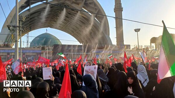 وداع با رهبر شهید انقلاب اسلامی امام خامنه‌ای و خانواده شهید  ایشان در مصلی امام خمینی(ره) 