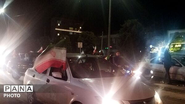 بلوار فضل پرشور از ماشین هایی با پرچم ایران 