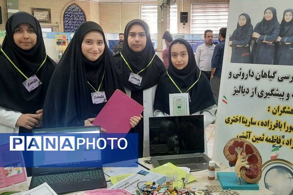 برگزاری نمایشگاه دستاوردهای دانش آموزان دخترانه دبیرستان حکمت ناحیه دو شهرری 