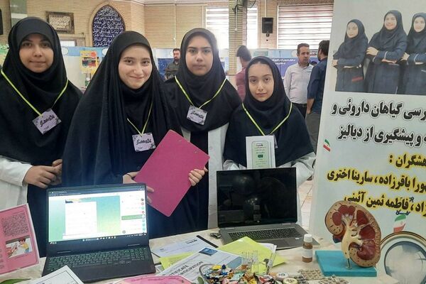 برگزاری نمایشگاه دستاوردهای دانش آموزان دخترانه دبیرستان حکمت ناحیه دو شهرری 