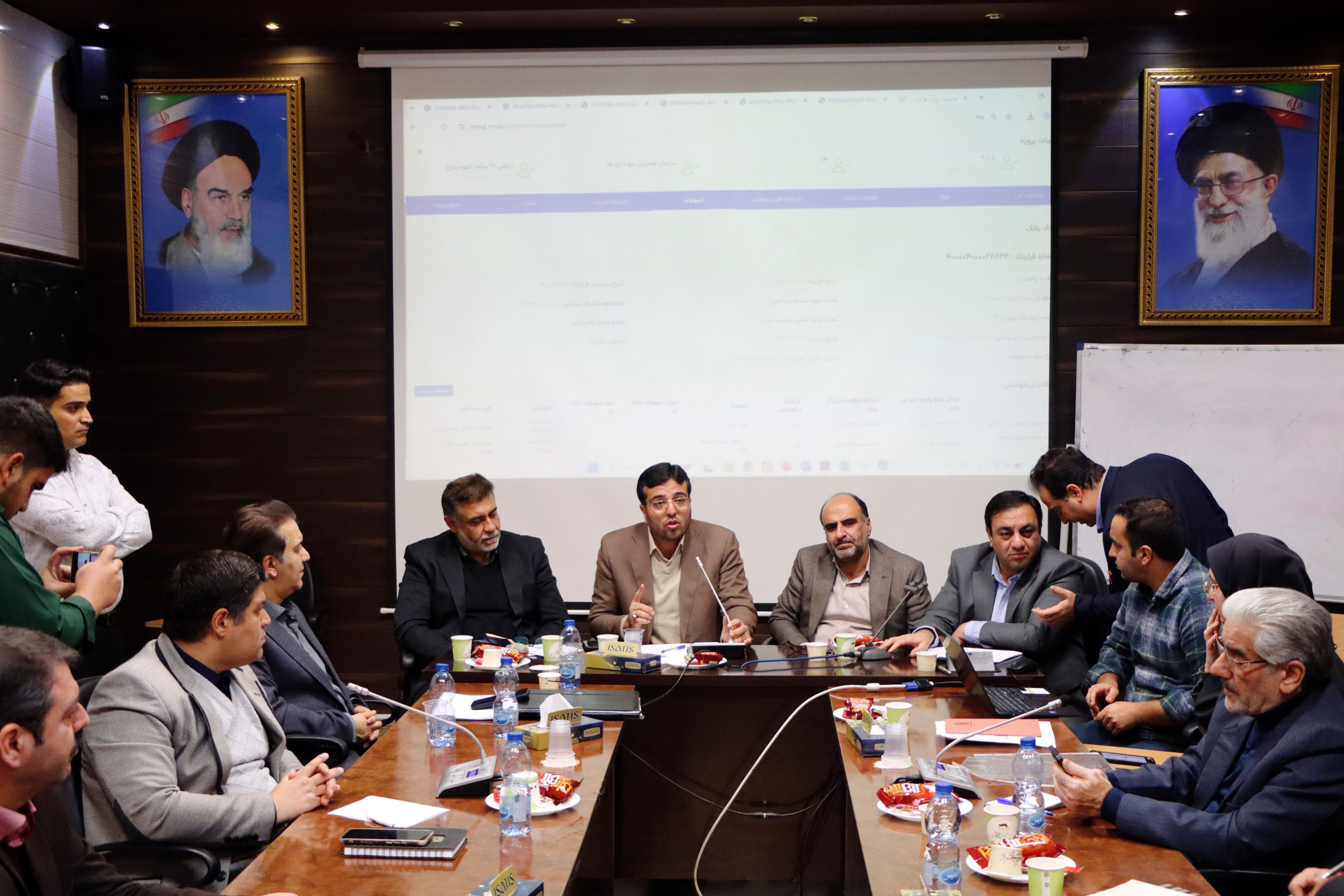 برگزاری نشست خبری مدیرکل راه و شهرسازی استان یزد و مدیران دستگاه‌های متولی مسکن