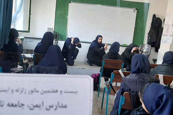 بیست و هفتمین مانور سراسری زلزله و ایمنی در دبیرستان دخترانه فرزانگان شهرقدس با شعار  مدرسه ایمن‌، جامعه تاب آور 