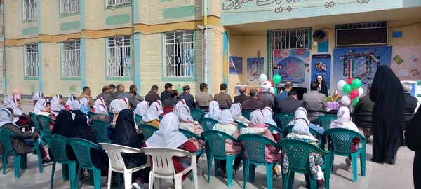زنگ جشن نیکوکاری با شعار «عیدی برای همه» در دبستان دخترانه شاهد کوهدشت 