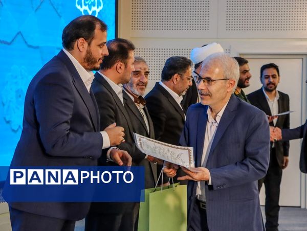 تجلیل از معلمان نمونه منطقه ۱۴ به مناسبت هفته گرامیداشت مقام معلم