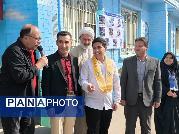 رونمایی از کتاب «روحانی که روحانی نیست» در دبیرستان باقریه