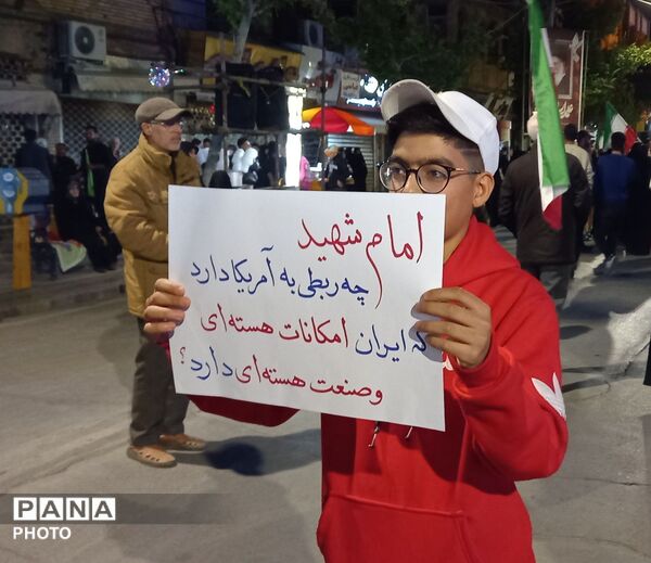 یکپارچگی مردم ملایر در شب؛حمایت از وطن،انقلاب 

