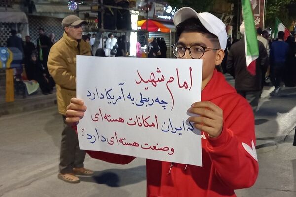 یکپارچگی مردم ملایر در شب؛حمایت از وطن،انقلاب 
