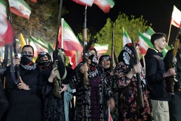 مرزنشینان ایستاده اند مانند زاگرس