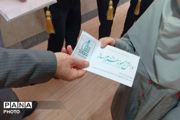 میزبانی دانش‌ آموزان دبستان دخترانه نرجس از پرچم متبرک حرم امام حسین (ع)