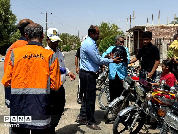 توزیع کلاه ایمنی رایگان به راکبین موتور سیکلت روستای نعمت آباد 
