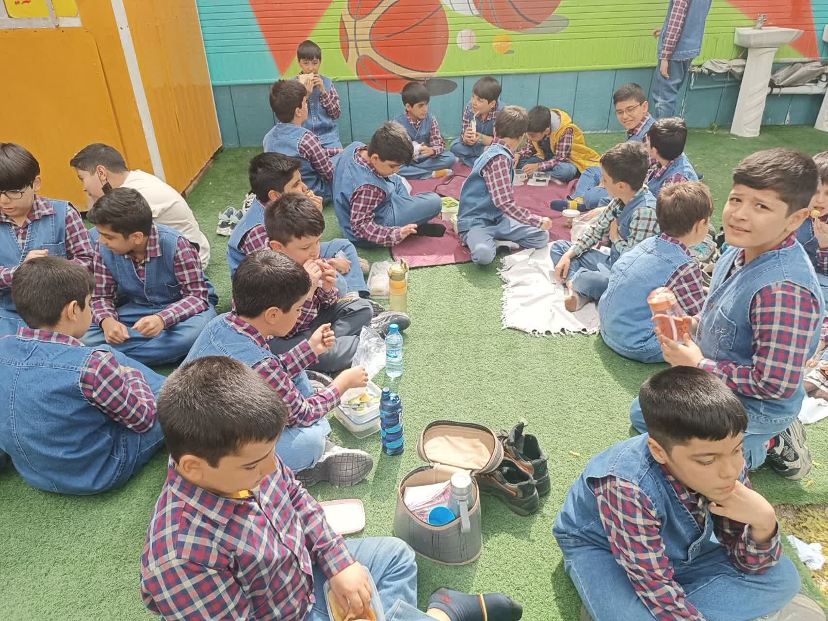 هوای پاک و  صبحانه ی سالم  در دبستان مبتکران ۳