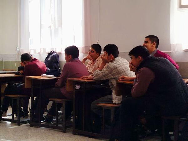 هدایت تحصیلی دانش‌آموزان در دبیرستان میثاق با حضور مشاور مدرسه 