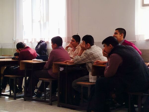 هدایت تحصیلی دانش‌آموزان در دبیرستان میثاق با حضور مشاور مدرسه 