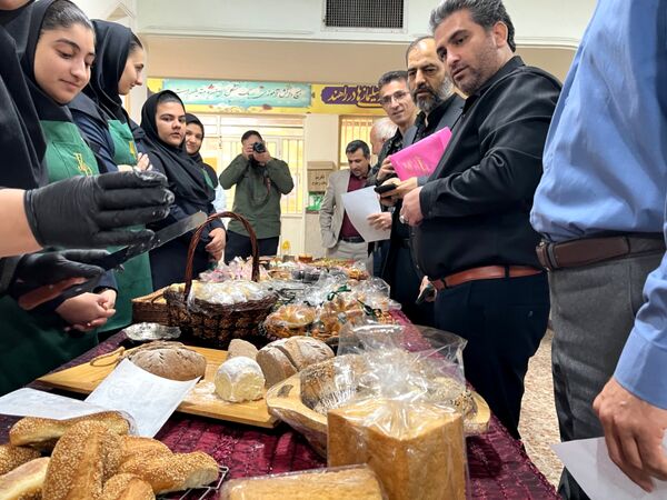 نمایشگاه نان و شیرینی دستپخت دانش‌آموزان هنرستان قدس