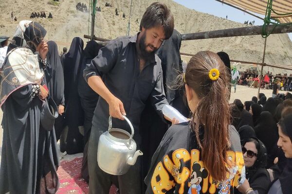 تعزیه خوانی در روز عاشورای حسینی در گلزار شهدای بار 