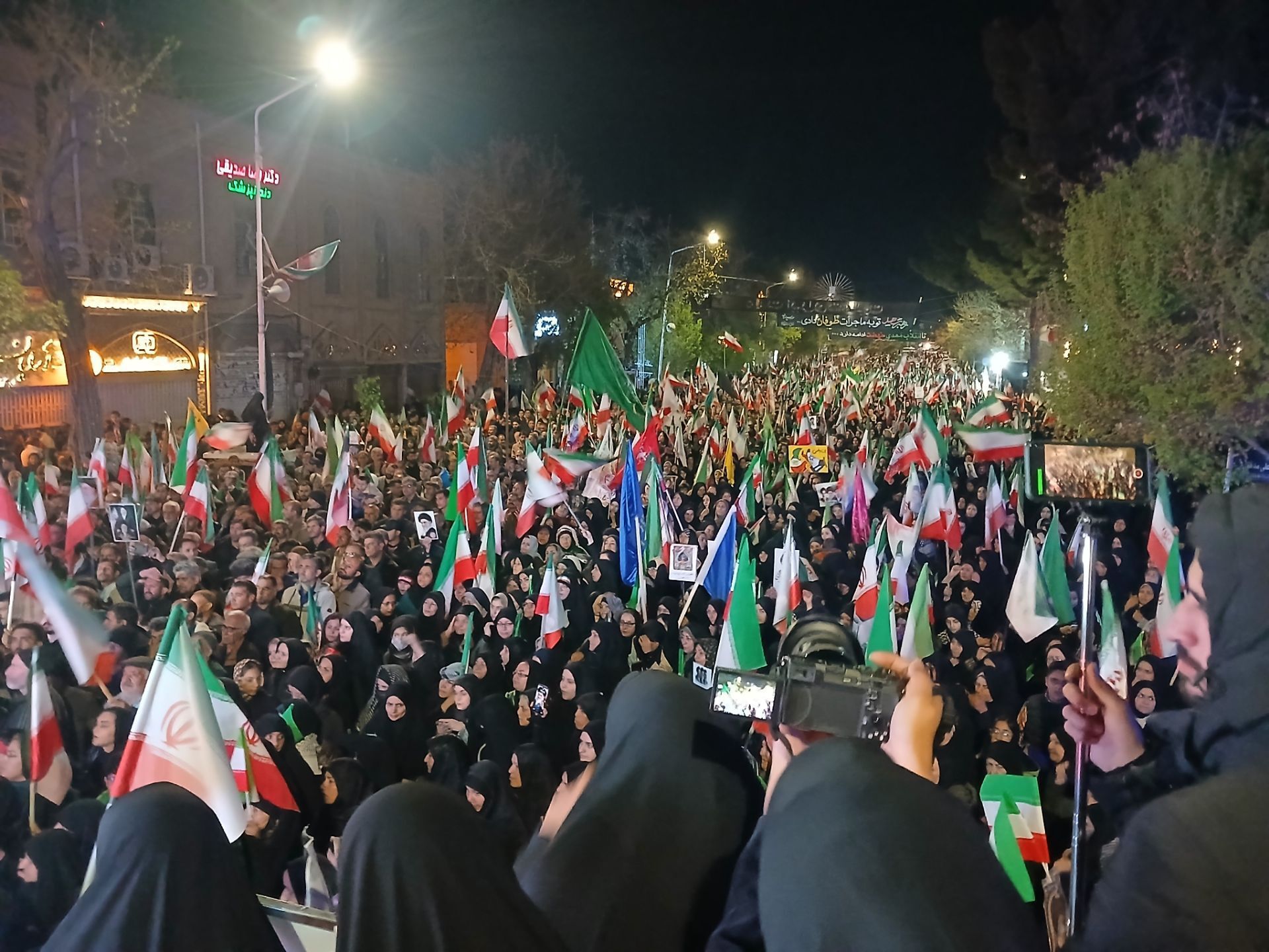 حال و هوای اندوه در حسینیه امام خمینی با حضور شهید رضا روزگرد 