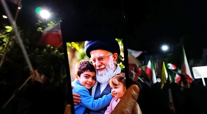 صدایِ تپش قلب‌ها لحظه‌به‌لحظه در یاد رهبر شهید