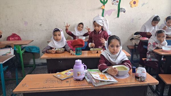 «آش انقلاب» در دبستان استقلال حاجی‌آباد
