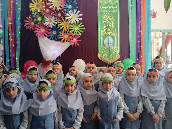 حال و هوای جشن ۲۲ بهمن در دبستان بهاردانش