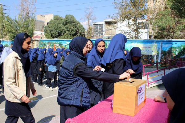 برگزاری انتخابات همیار مشاوران دبیرستان حضرت معصومه(س) ناحیه چهار کرج 