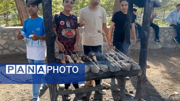 خودکفایی در آشپزی؛ دانش‌آموزان جوجه را از زغال تا سفره رساندند