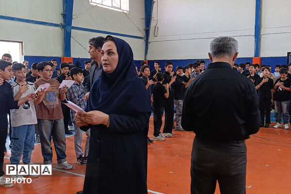 بازدید مدیرکل آموزش و پرورش خراسان شمالی از تمرین سرود «رهبر شهیدم» دانش‌آموزان بجنوردی