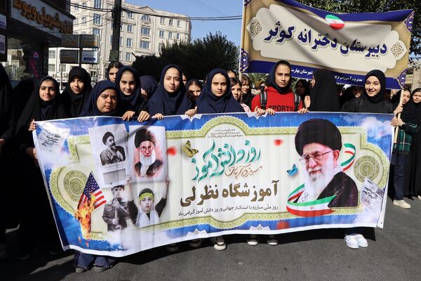 حضور پرشور دانش‌آموزان و مسئولین در راهپیمایی ۱۳ آبان در ناحیه یک بهارستان