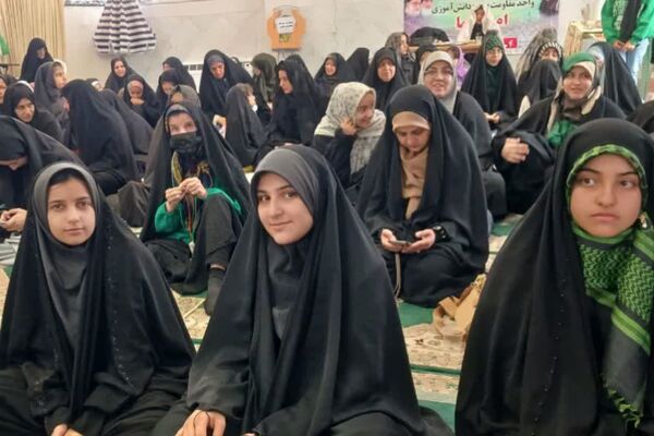 حضور با شکوه دانش‌آموزان و فرهنگیان در مراسم پر فیض نماز جمعه آباده در آستانه روز دانش‌آموز