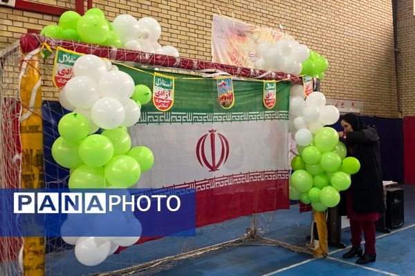 رقابت دانش‌آموزان رباط‌کریم در مسابقات بین مدرسه‌ای فوتسال