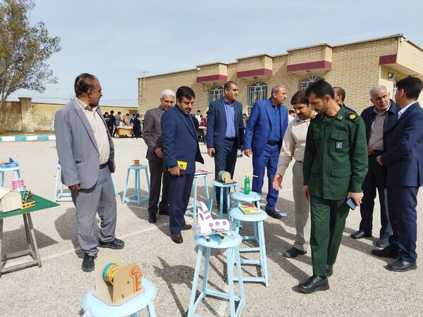 نمایشگاه دست‌سازه‌های دانش‌آموزی و بازارچه مدرسه‌ای در مدرسه شهید رنجبر