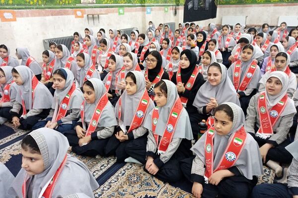 جشن پیروری انقلاب اسلامی در دبستان شهید آقچه‌لو رباط‌کریم